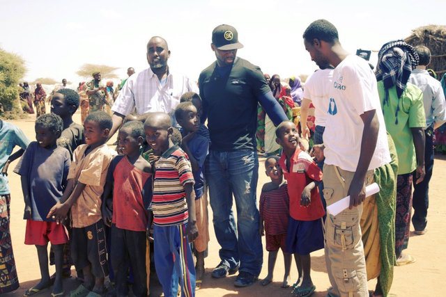 50 Cent in Somalia with street kids 6