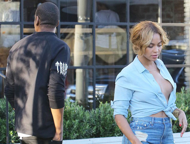 Beyonce shocks the world by showing her b00bs in public (See photos)