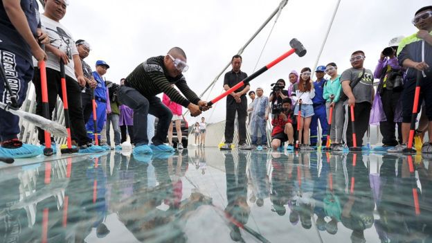 China to open first longest glass bridge 4