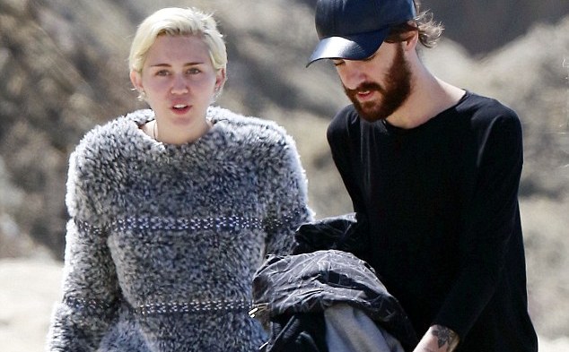 Miley Cyrus gets nakked yet again (See the photos inside)