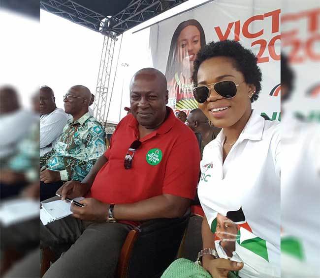 Mzbel takes selfie photos with President John Mahama. 