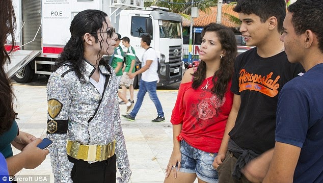 Guy bleaches his skin with acid to look like Michael Jackson