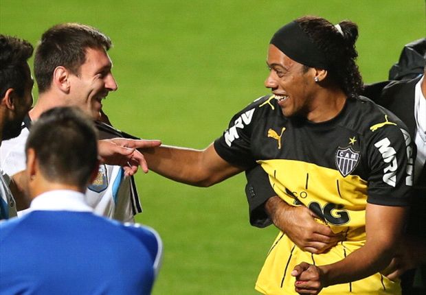 Messi fooled by Ronaldinho look-alike. 