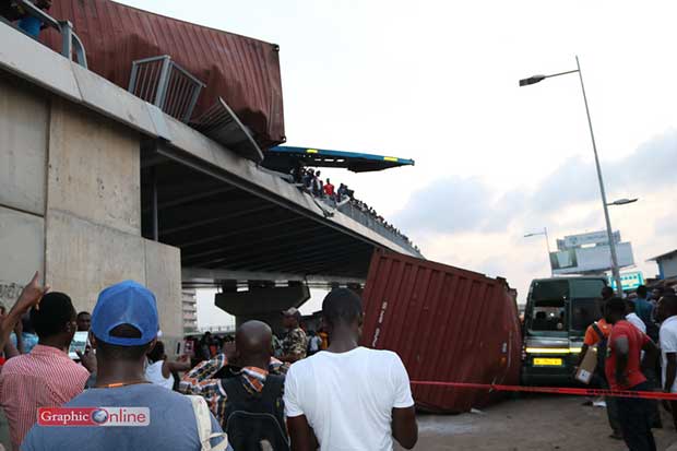 accident truck at dubai circle interchange 2