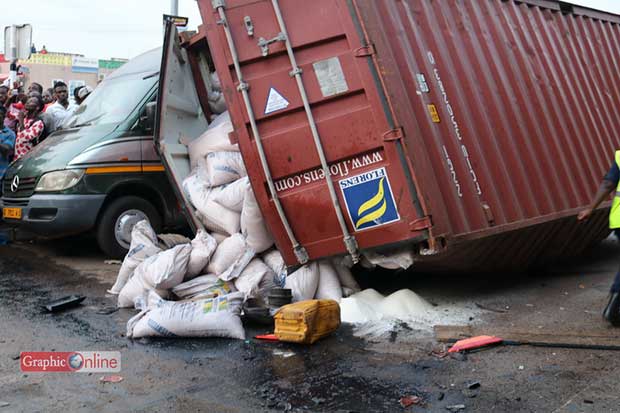 accident truck at dubai circle interchange 3